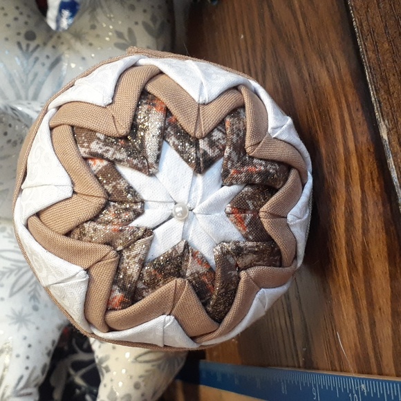 #18 3.5" Quilted Christmas Decor - Picture 1 of 2